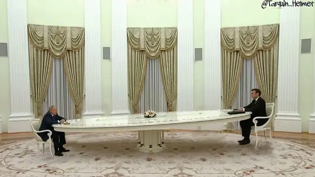 Meme Vladimir Putin dan Emmanuel Macron