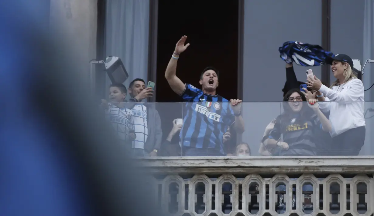 Wakil presiden Inter Milan Javier Zanetti merayakan bersama para penggemar setelah Inter Milan memenangkan gelar Serie A di Milan, Italia, Minggu (2/5/2021). Hasil seri yang diraih Atalanta membuat Inter Milan memastikan diri sebagai juara Serie A musim ini. (AP Photo/Luca Bruno)