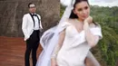 Penyanyi Sammy Simorangkir resmi mempersunting Viviane Tjeuw. Pernikahan digelar tertutup dengan tamu terbatas di Bali. Sekitar 100 tamu undangan hanya keluarga dekat kedua mempelai. (Instagram/sammysimorangkir)