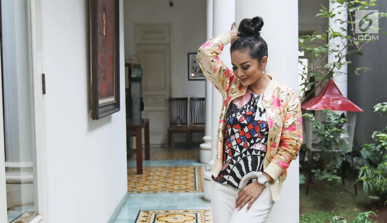 Krisdayanti berpose seusai rekaman soundtrack Film Ayat Ayat Cinta 2 di kawasan Bintaro, Tangerang Selatan, Senin (11/09). Dalam kesempatan itu Melly Goeslaw mempercayakan lagunya untuk dibawakan oleh Krisdayanti. (Liputan6.com/Herman Zakharia)
