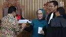 Terdakwa kasus penyebaran berita bohong atau hoaks Ratna Sarumpaet (tengah) bersalaman dengan Presiden KSPI Said Iqbal dalam sidang lanjutan di PN Jakarta Selatan, Selasa (9/4). Said dimintai keterangan oleh jaksa mengenai penganiayaan yang direkayasa Ratna Sarumpet. (Liputan6.com/ImmanuelAntonius)