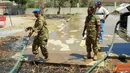 Citizen6, Lebanon: Personel TNI yang tergabung dalam Indobatt merehab sarana olahraga warga di daerah Gandouriyah Lebanon Selatan, Senin (18/6). (Pengirim: Badarudin Bakri).