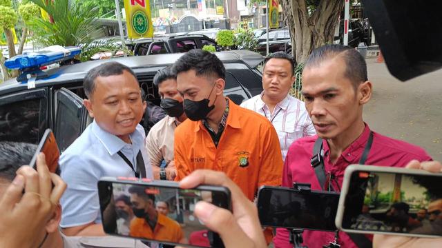 Mario Dandy Satrio hanya terdiam saat ditanya soal status ayahnya Rafael Alun yang menjadi tersangka di Komisi Pemberantasan Korupsi (KPK).