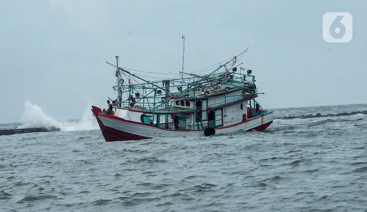 Kapal nelayan melintas di pesisir laut Jakarta, Kamis (9/1/2020). Pemprov DKI Jakarta melalui Dinas Sumber Daya Air (SDA) memetakan kawasan yang rawan diterjang banjir rob selama cuaca ekstrem melanda Jakarta pada 9 hingga 12 Januari 2020. (merdeka.com/Imam Buhori)