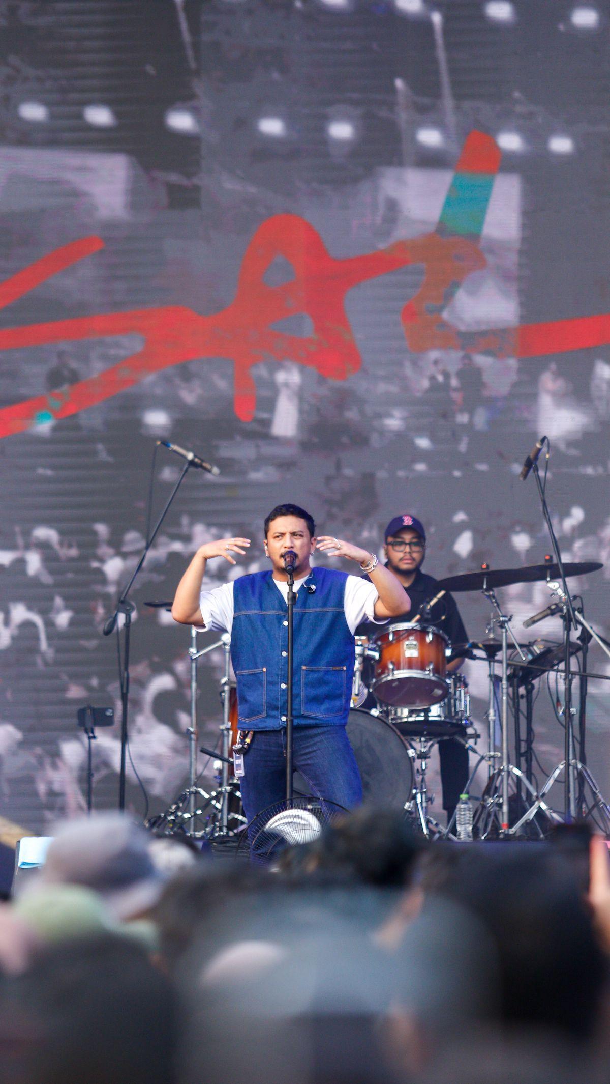 Sal membuka penampilannya yang dimulai pukul 16:45 WIB dengan 'Semua Lagu Cinta' dan 'Foto Kita Blur'. Ribuan penonton yang memadati area di depan panggung langsung bergemuruh.&nbsp;Foto: Merdeka.com/Nanda Farikh Ibrahim