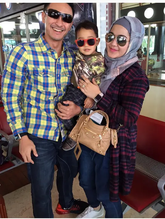 Sebelum menjabat sebagai Gubernur Jambi untuk periode 2016-2020, Zumi Zola sebagai pemain film dan sinetron. Ia juga sempat menjalin hubungan dengan Ayu Dewi. (dok. Instagram)