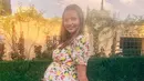 Model yang berusia 36 tahun ini memakai gaun bermotif dedaunan menunjukkan perutnya yang membesar. Ia melahirkan anak kedua pada 7 Mei 2018. (Liputan6.com/IG/@mirandakerr)