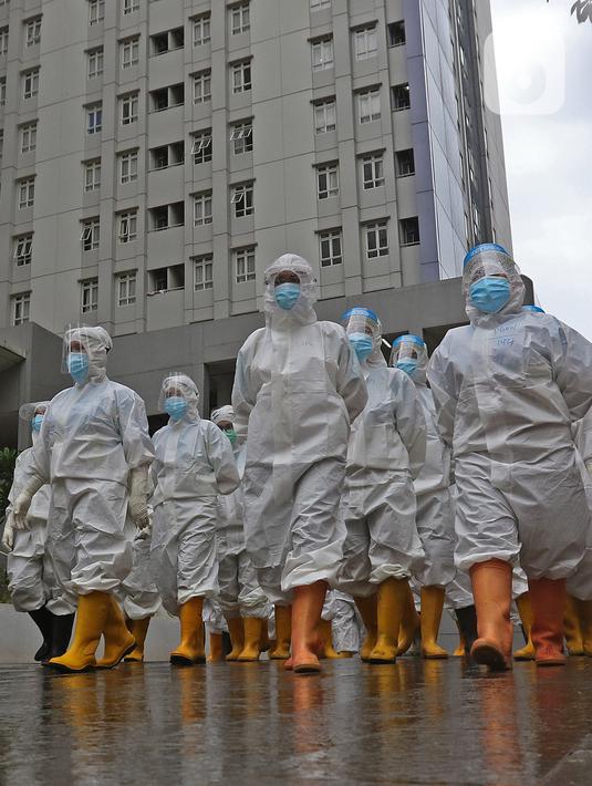 Tenaga Kesehatan dengan pakaian APD terlihat di Rumah Sakit Darurat Wisma Atlet Kemayoran, Jakarta, Selasa (26/1/2021). Hari ini, Selasa (26/1) kasus COVID-19 di Indonesia bertambah 13.094 sehingga total menyentuh angka satu juta, tepatnya 1.012.350. (Liputan6.com/Herman Zakharia)