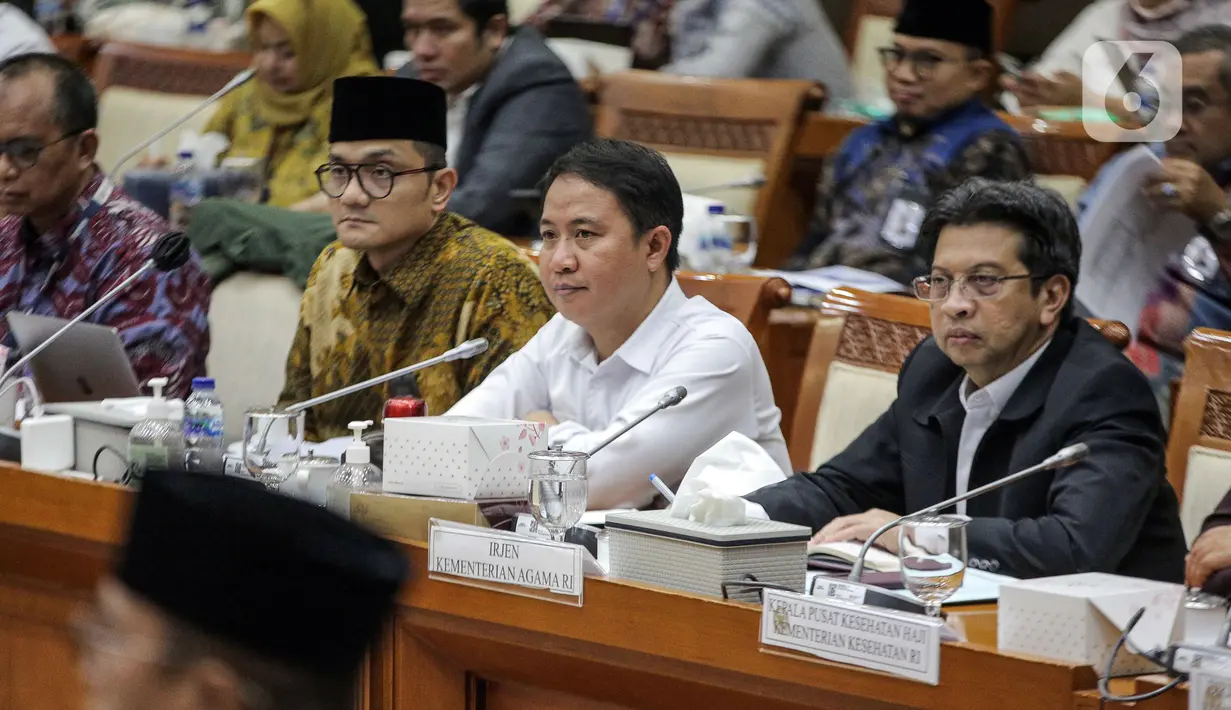 Dirjen Penyelenggaraan Haji dan Umrah (PHU) Hilman Latief (kedua kanan) dan Kepala Badan Pengelola Keuangan Haji (BPKH) Fadlul Imansyah (kedua kiri) menyampaikan paparan saat rapat dengar pendapat bersama Komisi VIII DPR di Kompleks Parlemen, Senayan, Jakarta, Selasa (14/2/2023). Pengumuman terkait besaran biaya haji terpaksa ditunda hingga besok lantaran pemerintah bersama Panja Komisi VIII DPR masih belum menemui kesepakatan. (Liputan6.com/Faizal Fanani)
