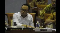 Menteri Ketenagakerjaan M Hanif Dhakiri mengikuti rapat kerja dengan Komisi IX DPR RI dan BNP2TKI di ruang rapat Komisi IX di DPR RI, Senayan, Jakarta, Kamis (22/1/2015). (Liputan6.com/Andrian M Tunay)