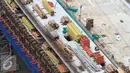 Sejumlah material bangunan dipersiapkan di proyek jalan layang Blok M-Tendean di Jakarta, Rabu (16/11). Tahun ini porsi belanja infrastruktur  naik menjadi 15,2 persen dan mencapai 18,6 persen pada tahun depan. (Liputan6.com/Angga Yuniar)
