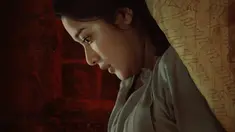Naysilla Mirdad membuat gebrakan dalam karier. Dikenal sebagai salah satu ratu sinetron stripping Tanah Air, ia menyeberang ke layar lebar bersama film Inang karya sineas Fajar Nugros. Yang menarik Naysilla Mirdad adu akting dengan ibunya sendiri, aktris peraih 2 Piala Citra, Lydia Kandou. Dalam Inang, ia melakoni adegan hamil alias berbadan dua. Seperti apa penampilannya? (Foto: Dok. IDN Pictures)