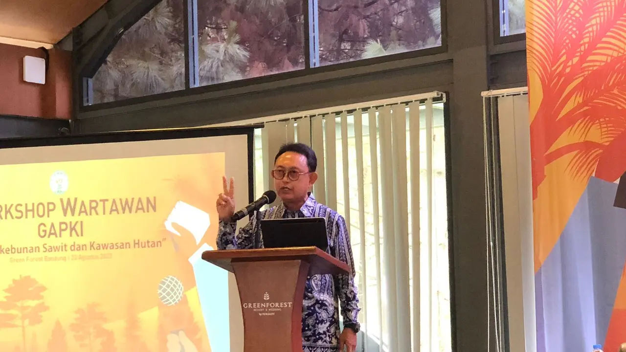 Ketua Umum Gabungan Pengusaha Kelapa Sawit Indonesia (GAPKI) Eddy Martono dalam workshop GAPKI 'HGU Perkebunan sawit dan kawasan hutan', di Bandung, Rabu (23/8/2023). (Tira/Liputan6.com)