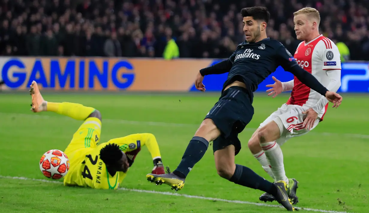 Gelandang Real Madrid, Marco Asensio mencetak gol ke gawang Ajax pada leg pertama 16 besar Liga Champions di Johan Cruijff ArenA, Amsterdam, Rabu (13/2). Real Madrid harus bersusah payah menaklukkan Ajax dengan skor tipis 2-1. (AP/Peter Dejong)