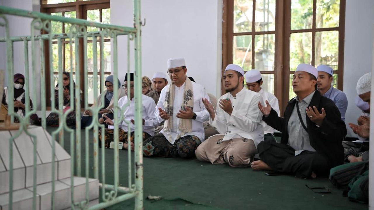 Seperti di pesantren-pesantren lain yang dikunjunginya, kedatangan Anies ke dua pesantren di Bondowoso tersebut untuk meminta doa pada para kiai.