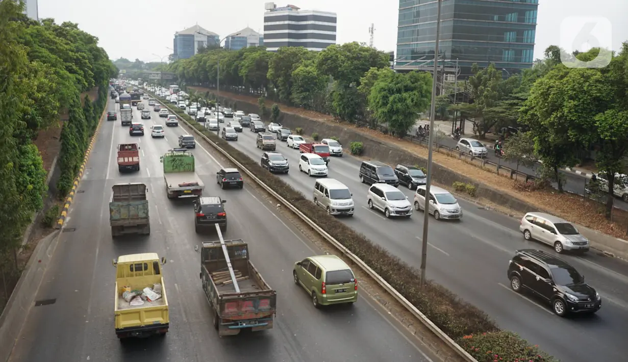 Kendaraan melintasi Tol JORR di kawasan Jakarta Selatan, Selasa (8/10/2019). Kepala Badan Pengatur Jalan Tol (BPJT) Kementerian PUPR Danang Parikesit menyebut kenaikan tarif 21 ruas tol bakal diumumkan usai pelantikan Presiden dan Wakil Presiden periode 2019-2024. (Liputan6.com/Immanuel Antonius)