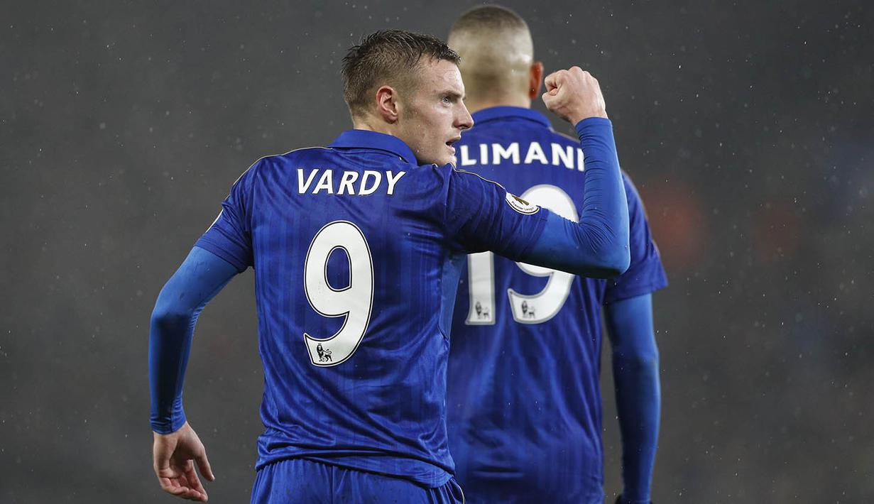 Striker Leicester, Jamie Vardy, merayakan gol yang dicetaknya ke gawang Manchester City pada laga Premier League di Stadion King Power, Inggris, Sabtu (10/12/2016). Leicester menang 4-2 atas City. (Reuters/Darren Staples)