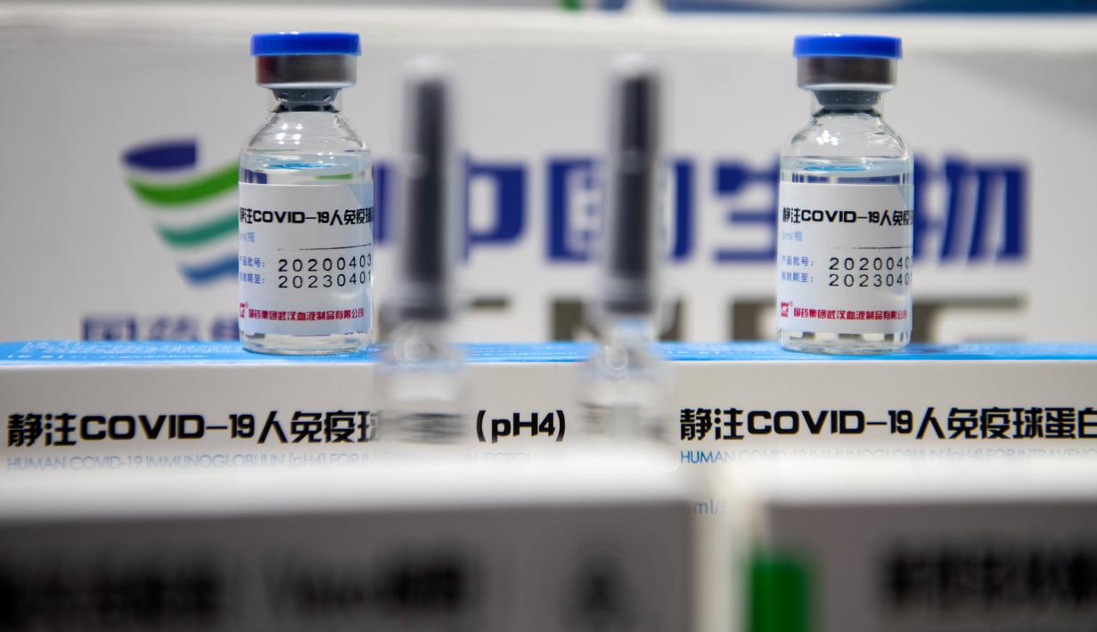 Kandidat vaksin China National Biotec Group (CNBG) untuk virus corona Covid-19 diperlihatkan dalam Pameran Internasional China untuk Perdagangan Jasa (CIFTIS) di Beijing, 6 September 2020. Untuk pertama kalinya, China akhirnya resmi memamerkan produk dalam negeri vaksin COVID-19. (NOEL CELIS/AFP)