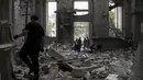 Video menunjukkan bagian dalam katedral yang dipenuhi puing-puing. Para pejabat Ukraina mengatakan bahwa ikon pelindung kota itu telah diambil dari bawah reruntuhan. (AP Photo/Jae C. Hong)