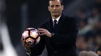 Massimiliano Allegri dalam laga Juventus vs AC Milan. (MARCO BERTORELLO / AFP)