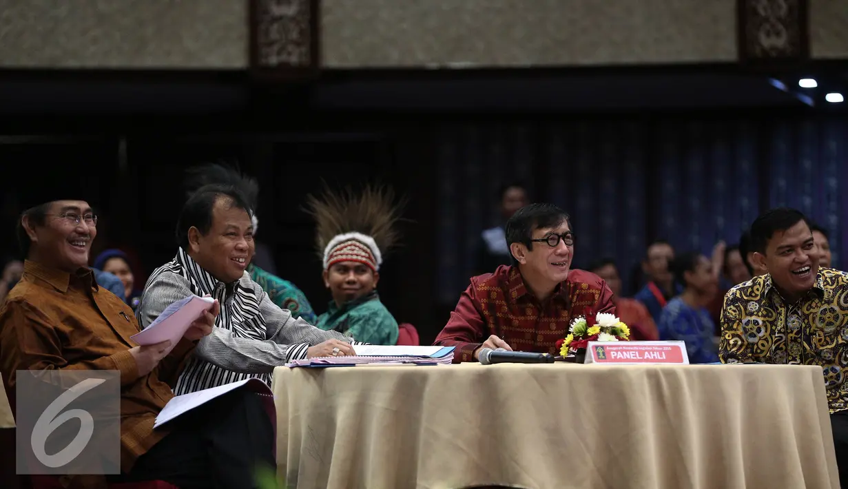 (ki-ka) Ketua DKPP, Jimly Asshiddiqqie, Ketua MK, Arief Hidayat, Menkumham, Yasonna Laoly menghadiri penutupan raker peraturan perundangan-undangan serta pemberian Anugerah Nawacita Legislasi 2016  di Jakarta, Jumat (24/6). (Liputan6.com/Faizal Fanani)