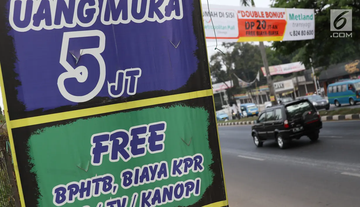 Salah satu spanduk iklan penjualan properti yang menghiasi ruas jalan di kawasan Cibubur, Jakarta, Minggu (26/8). Kebanyakan spanduk yang mempromosikan perumahan mewah ini ilegal dinilai menyalahi aturan. (Liputan6.com/Immnuel Antonius)