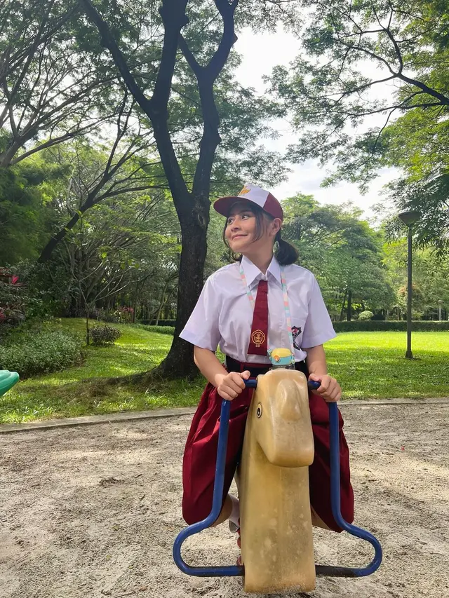 Prilly Latuconsina pakai seragam SD syuting Cinta Dua Masa (Foto: Instagram prillylatuconsina96)