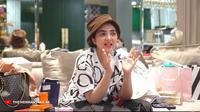 Tidak terasa kini Ashanty sudah berusia 40 tahun. Meskipun demikian, ia tetap terlihat cantik awet muda. [Foto: youtube.com/The Hermansyah A6]