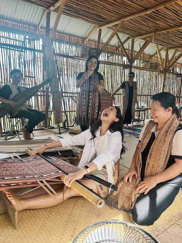 7 Potret Petualangan Maudy Ayunda di Sintang, Seru Panen Singkong