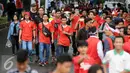  Pendukung Timnas Indonesia berjalan menuju Stadion Pakansari, Bogor (3/12). Timnas Indonesia akan melakoni laga semifinal pertama Piala AFF 2016 melawan Vietnam di Stadion Pakansari Kab Bogor. (Liputan6.com/Helmi Fithriansyah)