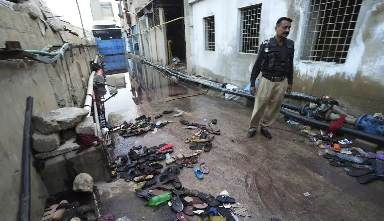 Aksi injak-injak itu terjadi ketika ratusan perempuan dan anak-anak panik dan mulai saling mendorong untuk mengumpulkan makanan di luar pabrik di kawasan industri ternama, yang dikenal dengan SITE atau Sindh Industrial and Trading Estate. (AP Photo/Fareed Khan)