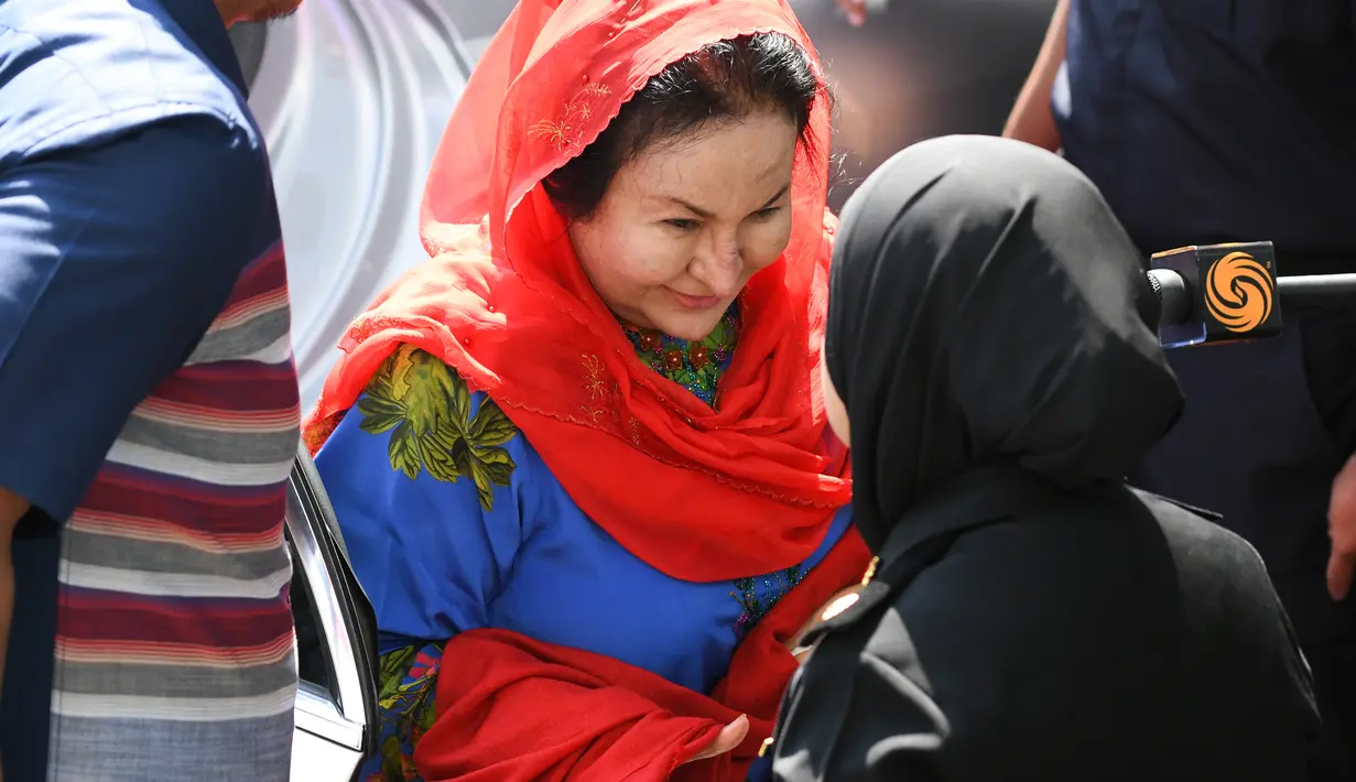 Istri mantan Perdana Menteri Malaysia Najib Razak, Rosmah Mansor turun dari mobil setibanya memenuhi panggilan Komisi Antikorupsi Malaysia (MACC) di Putrajaya, Selasa (6/5). Surat pemanggilan Rosmah telah dilayangkan sejak 1 Juni kemarin (AFP/Mohd RASFAN)