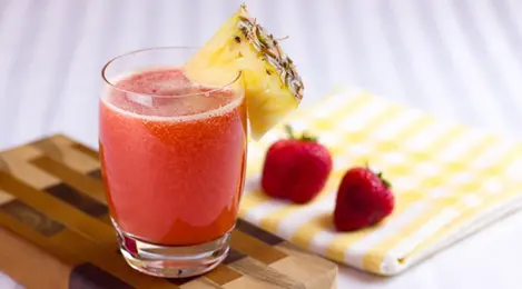 Segarnya jus stroberi alami, kaya akan vitamin C dan rasa manis-asam yang menyegarkan