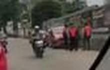 Detik-Detik Anggota Dishub DKI Dibawa Ngebut saat Naik di Kap Mobil