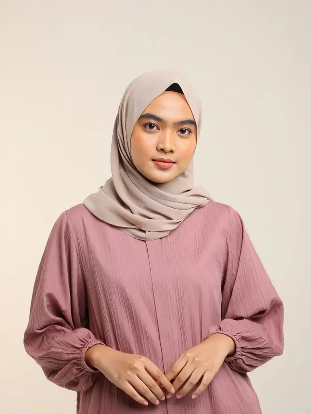 Model Gamis Bahan Crinkle dengan Potongan Loose Casual