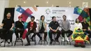 Ketua Umum Inasgoc, Erick Thohir (empat kanan) berfoto bersama para musisi pengisi album Asian Games 2018 di Stadion Akuatik, Jakarta, Jumat (13/7). Terdapat 13 judul lagu yang terkumpul dalam album Asian Games 2018. (Liputan6.com/Herman Zakharia)