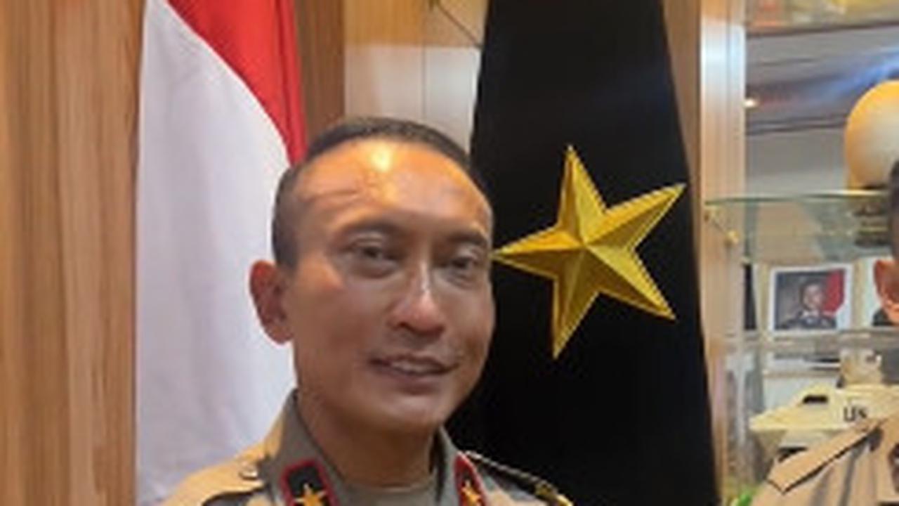 Wakapolda Banten Brigjen Polisi Muhammad Sabilul Alif membagikan momen saat bersama dua polisi muda di ruangannya.<br>