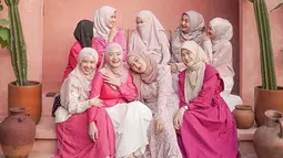 Dalam momen arisan sekaligus pertemuan ke-8 ini, anggota Geng Butterfly tampil cantik dengan outfit pink seperti Barbie. Seperti diketahui pada 19 Juli 2023, film Barbie tayang serentak di bioskop. Geng Butterfly pun ikut meriahkan tayangnya film Barbie dengan tampil seperti salah satu boneka populer itu. Tampil berhijab dan tertutup, anggota Butterfly tampil beda. (Liputan6.com/IG/adindaamiraa)