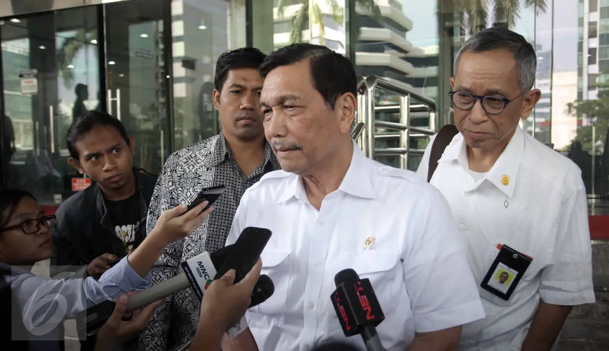 Kepala Staf Kepresidenan Luhut Binsar Panjaitan ketika menjawab pertanyaan awak media di Gedung KPK, Jakarta, Jumat (19/6/2015). Luhut mendatangi KPK untuk menyerahkan laporan harta kekayaan penyelenggara negara (LKHPN). (Liputan6.com/Helmi Afandi)