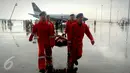 Petugas menggotong seorang korban dalam kegiatan menghadapi keadaan darurat di landasan terminal 3 Bandara Soekarno - Hatta, Tangerang, Kamis, (25/2). Pelatihan simulasi ini diikuti 900 peserta. (Liputan6.com/Faisal R Syam)