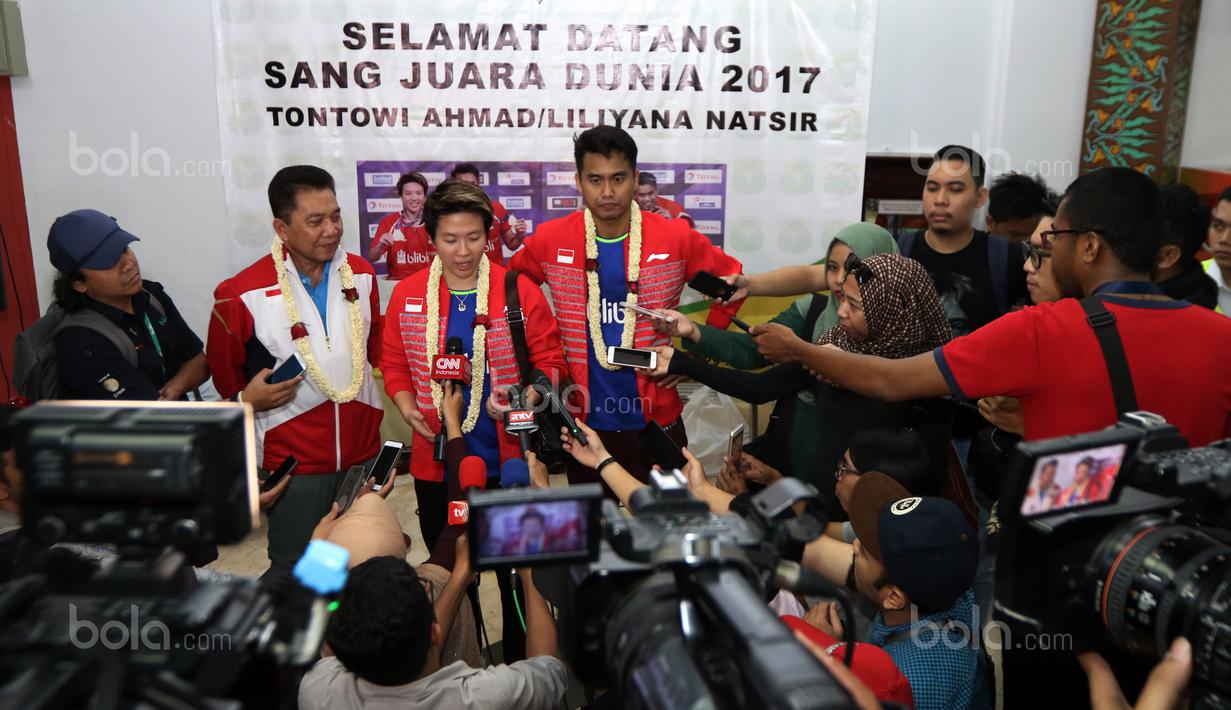Juara Dunia Bulutangkis Ganda campuran Indonesia, Tontowi Ahmad dan Liliyana Natsir saat tiba di Bandara Soekarno-Hatta, Cengkareng (29/8/2017). Tontowi/Liliyana meraih medali emas pada kejuaraan dunia di Glasgow. (Bola.com/Nicklas Hanoatubun)