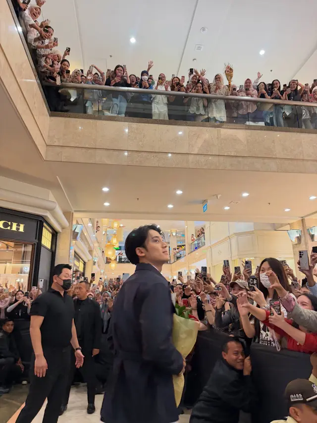 Mingyu SEVENTEEN menatap fans di event Dior (instagram.com/min9yu_k)