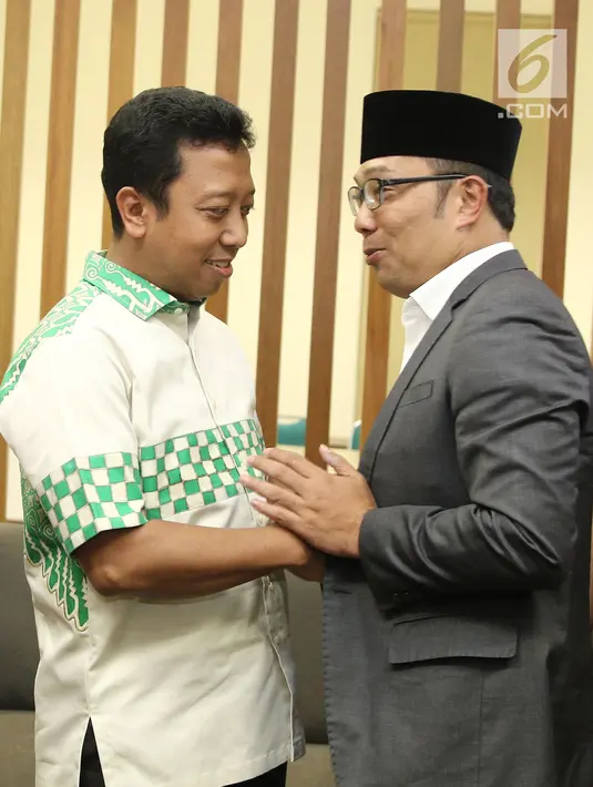 Ketua Umum PPP, Romahurmuzy menyambut kedatangan Calon Gubernur Jawa Barat, Ridwan Kamil di kantor DPP PPP, Jakarta, Rabu (4/7). Kunjungan Ridwan Kamil tersebut dalam rangka untuk melaporkan hasil Pilkada Jabar 2018. (Liputan6.com/Herman Zakharia)