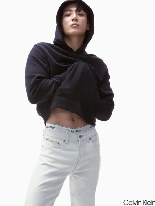 Kembali tampil genderless, Jungkook tampak begitu memukau mengenakan cropped hoodie yang mengekspos perut sixpack-nya. [Dok/Calvin Klein]