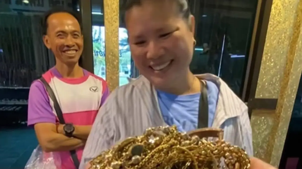 Pemulung di Thailand menemukan emas. (Facebook/ ร้านทำทองนะโมบ้านช่างทอง เพชร ทอง & จิวเวอรี่)