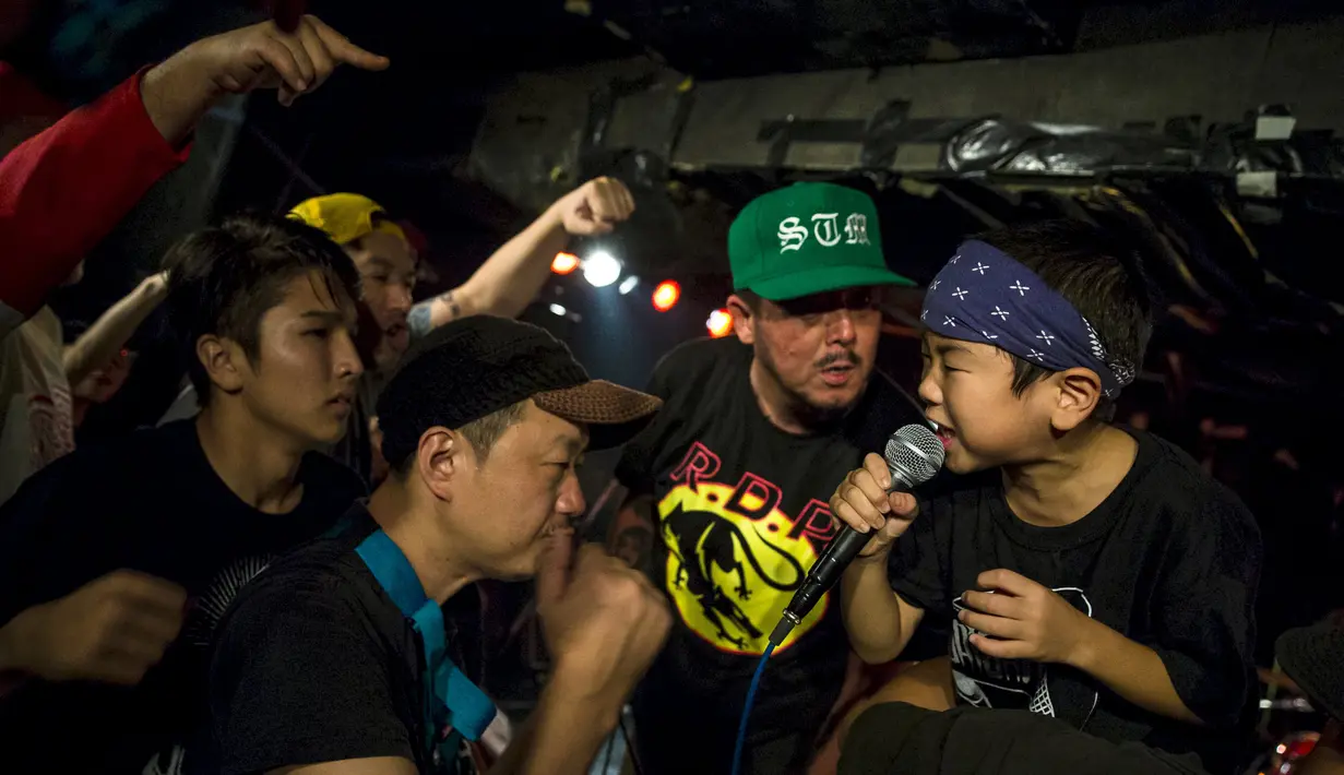 Amon (5 tahun) tampil sebagai vokalis band punk Saigan Terror di Earthdom, Tokyo, 23 Agustus 2015. (REUTERS/Thomas Peter)