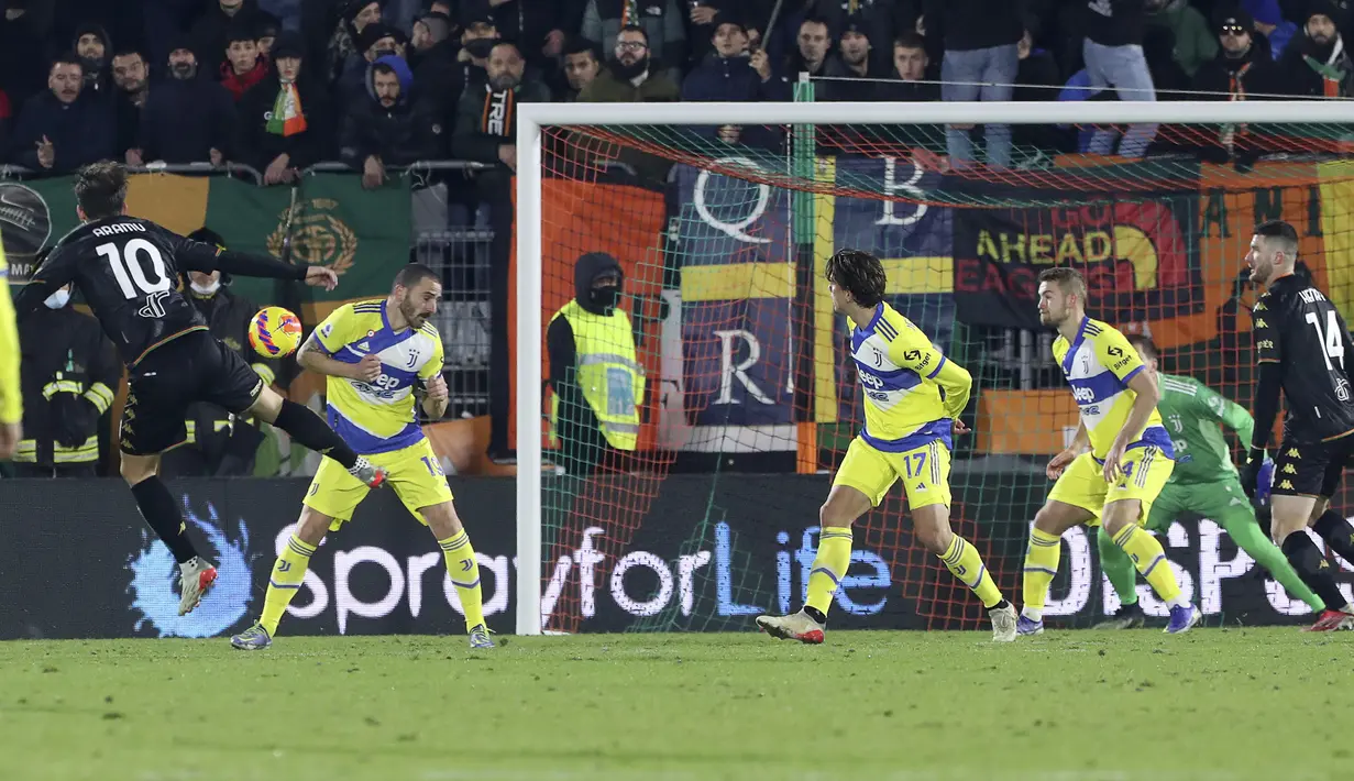 Venezia berhasil menyamakan skor 1-1 pada menit ke-55 melalui tembakan terukur Mattia Aramu. (LaPresse via AP/Paola Garbuio)