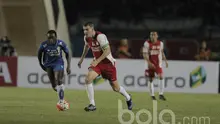 Gelandang PSM Makassar, Wiljan Pluim dalam pertandiingan penyisihan grup Piala Presiden 2017 antara Persib Bandung vs PSM Makassar di Stadion Si Jalak Harupat (6/2/2017). (Bola.com/Peksi Cahyo)