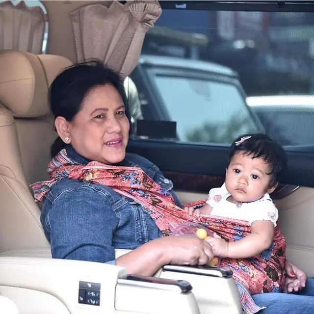 Iriana Jokowi dan cucu