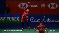 Pasangan ganda putra Indonesia, Leo Rolly Carnando/Daniel Marthin saat bertanding melawan pasangan Prancis, Fabien Delrue/William Villeger dalam babak 32 Besar Turnamen Bulu Tangkis East Ventures Indonesia Open 2022 di Istora Senayan, Jakarta, Selasa (14/6/2022). Leo/Daniel menang dua game langsung 21-16, 21-17. (Bola.com/Bagaskara Lazuardi)